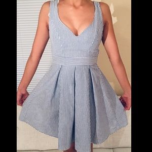 *Mini blue stripped dress with bows to back ♥️